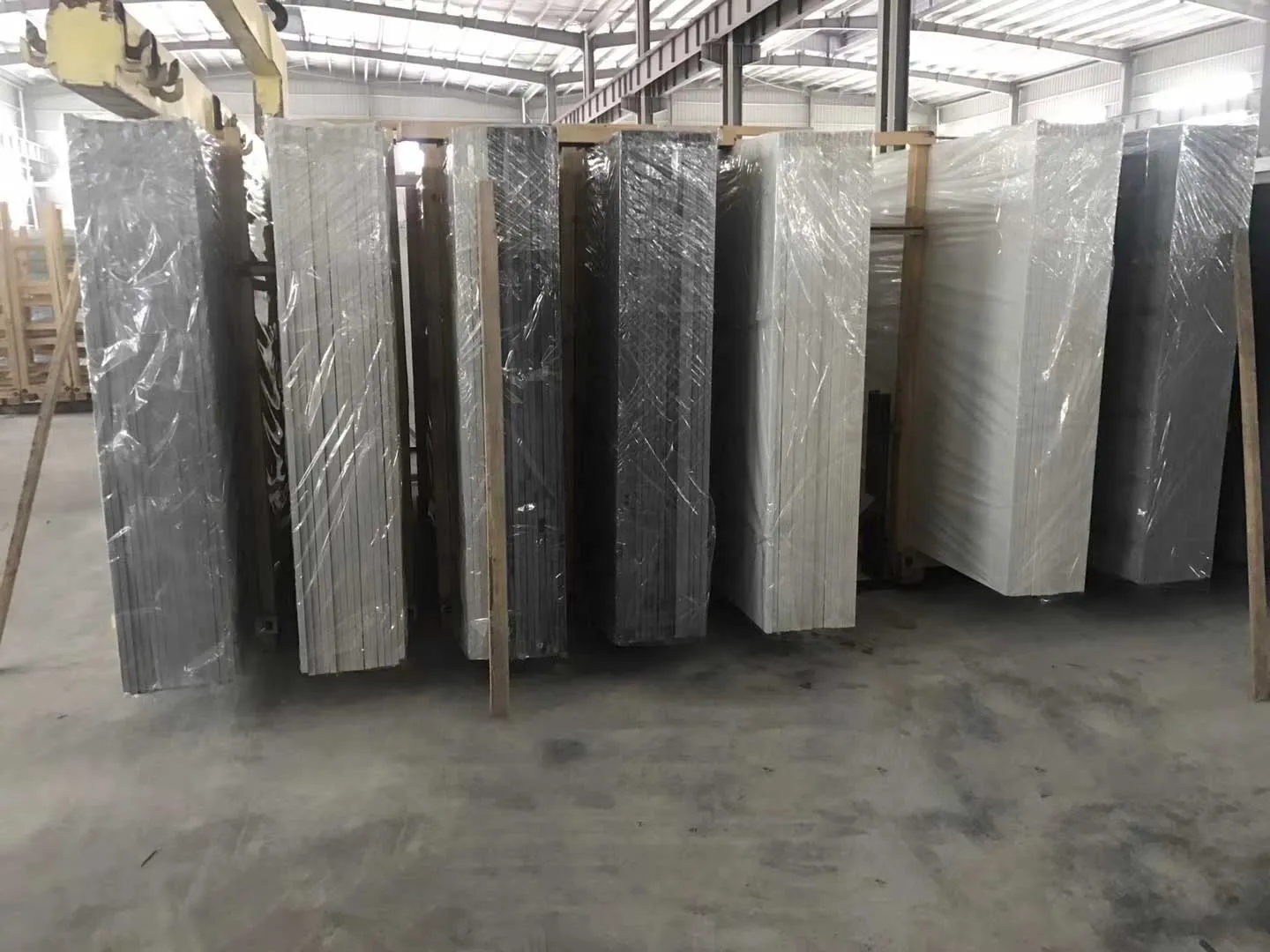 Seaworthy fumigated wooden bundle packing with protective film on quartz slabs