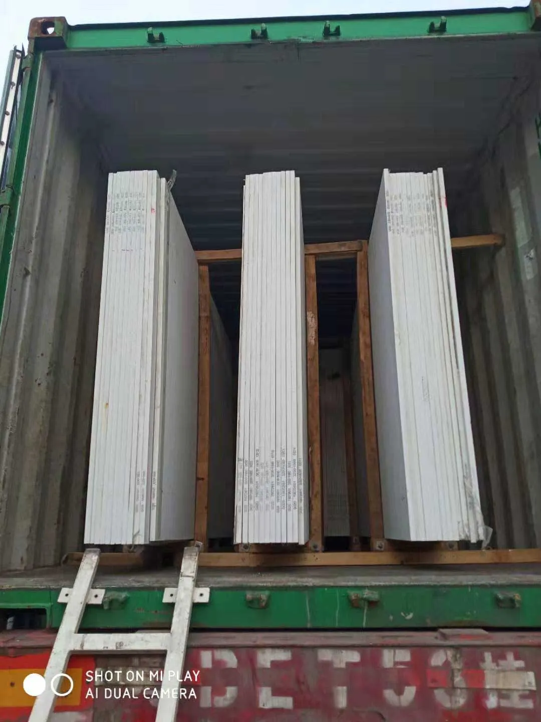 Seaworthy container loading with reinforced wood bracings for international projects